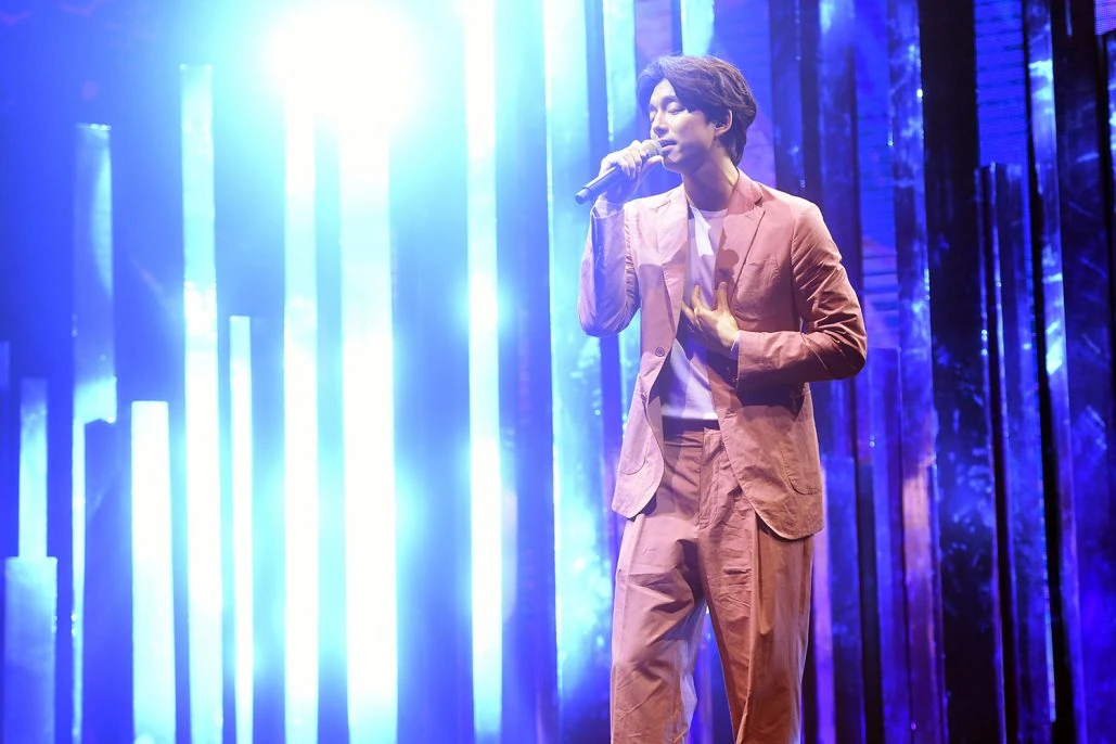 Gong Yoo ถือไมโครโฟนบนเวทีแฟนมีตติ้ง Make A Wish ที่ฮ่องกง วันที่ 6 พฤษภาคม 2560