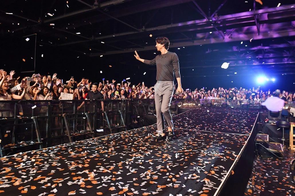 Gong Yoo บนทางเดินเวทีกับผู้ชมด้านหน้าในแฟนมีตติ้ง Make A Wish ที่ AsiaWorld-Expo ฮ่องกง ปี 2560