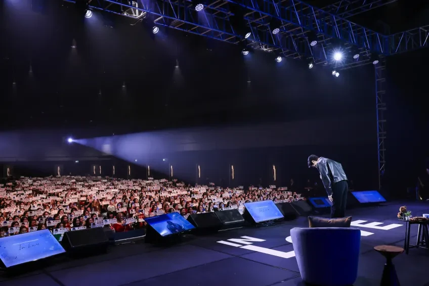 ฮวังอินยอบโค้งขอบคุณผู้ชมที่ถือป้ายในฮอลล์แฟนมีตติ้ง IN LOVE กรุงเทพฯ ปี 2567