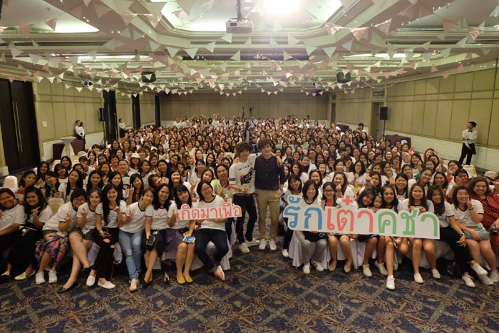 เต๋าและคชาถ่ายภาพร่วมกับแฟนคลับที่โรงแรมใบหยก 2 ในแฟนมีตติ้งปี 2559