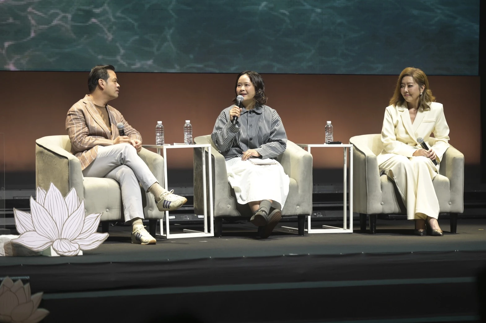 ผู้ร่วมเสวนาสามคนแลกเปลี่ยนมุมมองบนเวทีงาน Healing Economy ที่สามย่านมิตรทาวน์ฮอลล์