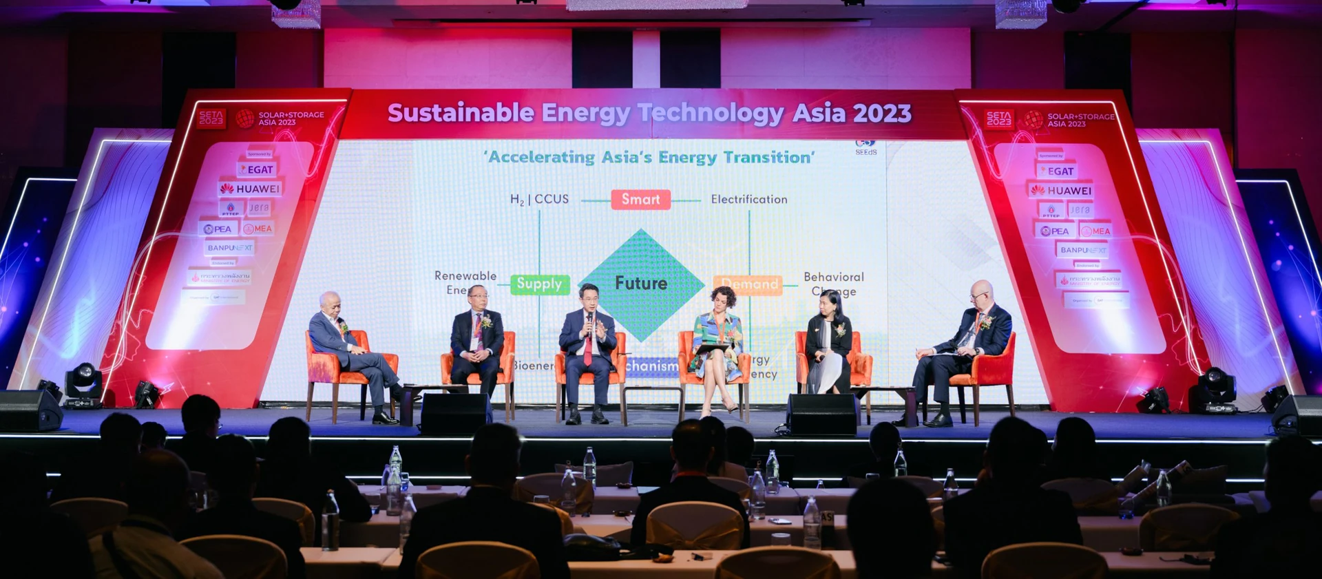 ผู้ร่วมเสวนาหกคนบนเวที Sustainable Energy Technology Asia 2023 และผู้ฟังด้านหน้าเวที