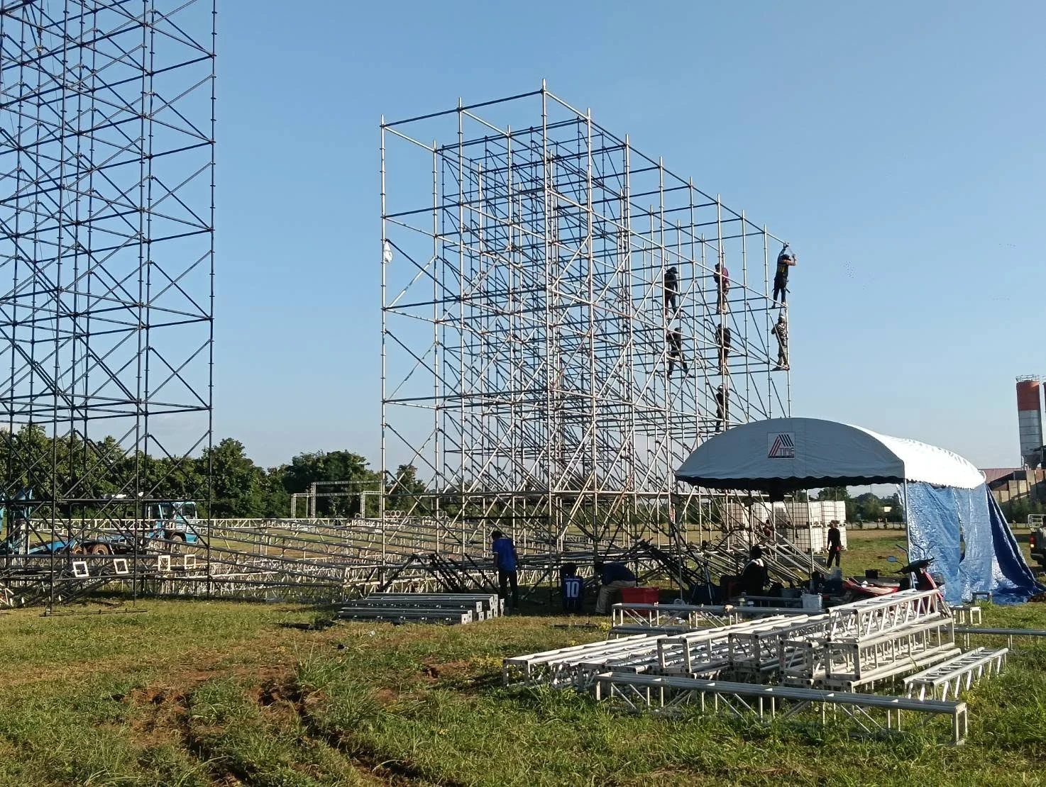 การเตรียมโครงสร้างเวทีก่อนงาน SUKHOTHAI FEST 2026 — มุมที่หนึ่งจากรายงานผู้จัด