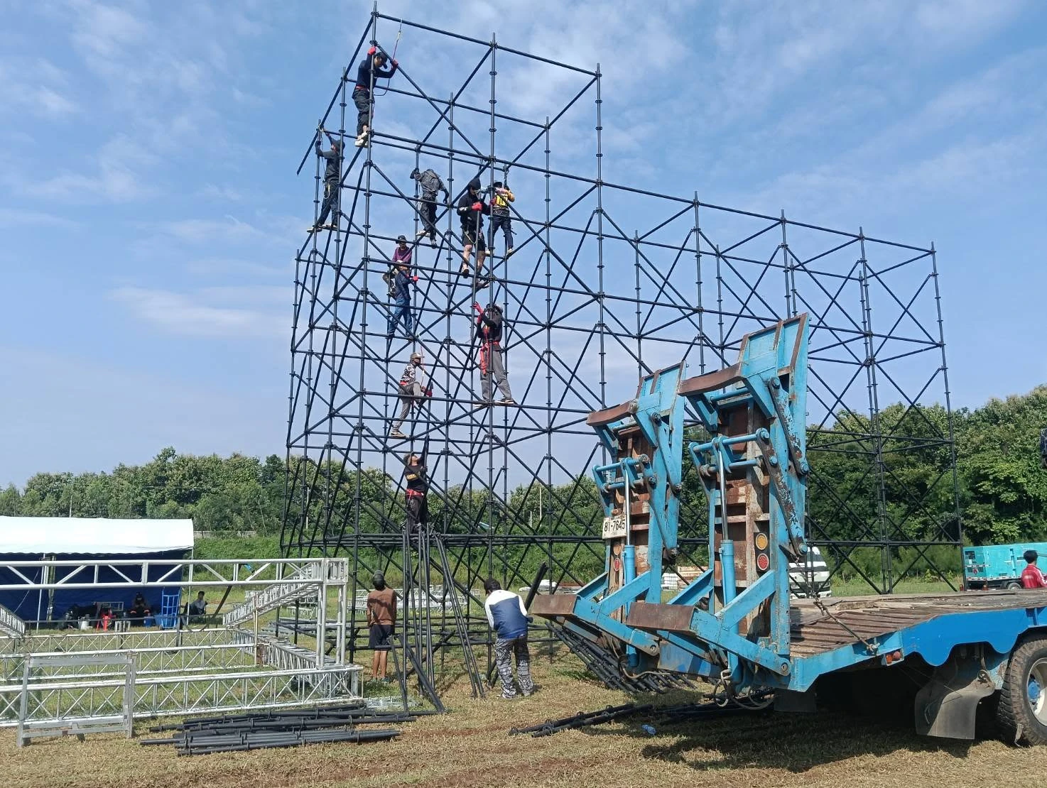 การเตรียมโครงสร้างเวทีก่อนงาน SUKHOTHAI FEST 2026 — อีกมุมจากรายงานผู้จัด
