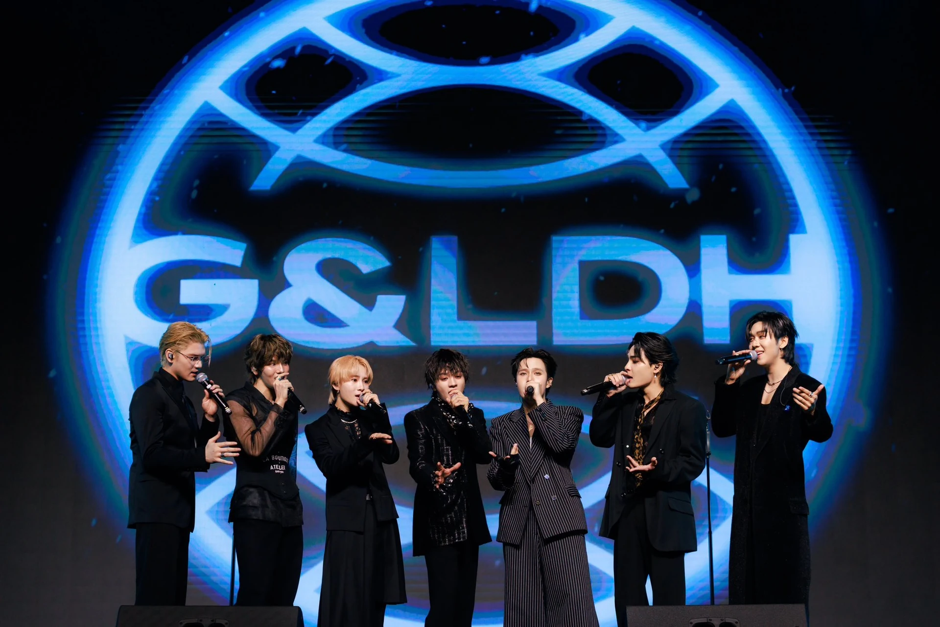 ศิลปินถือไมโครโฟนบนเวทีเปิดตัว CLOUD DREAM project by G&LDH ใน GMMTV FANIVAL รอบเมษายน 2569