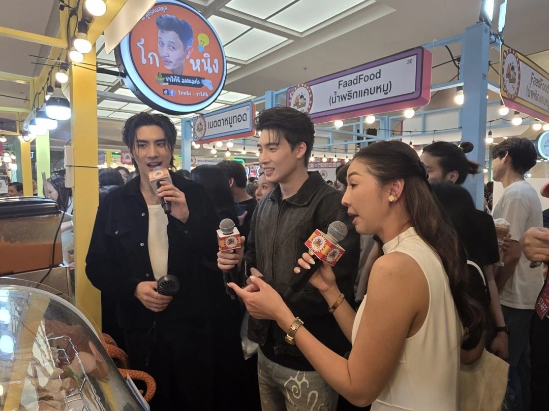 ผู้ร่วมกิจกรรมถือไมโครโฟนพูดคุยหน้าบูธอาหารในงานแจ๋วแซ่บเฟ่อร์ เซ็นทรัลปิ่นเกล้า ปี 2568