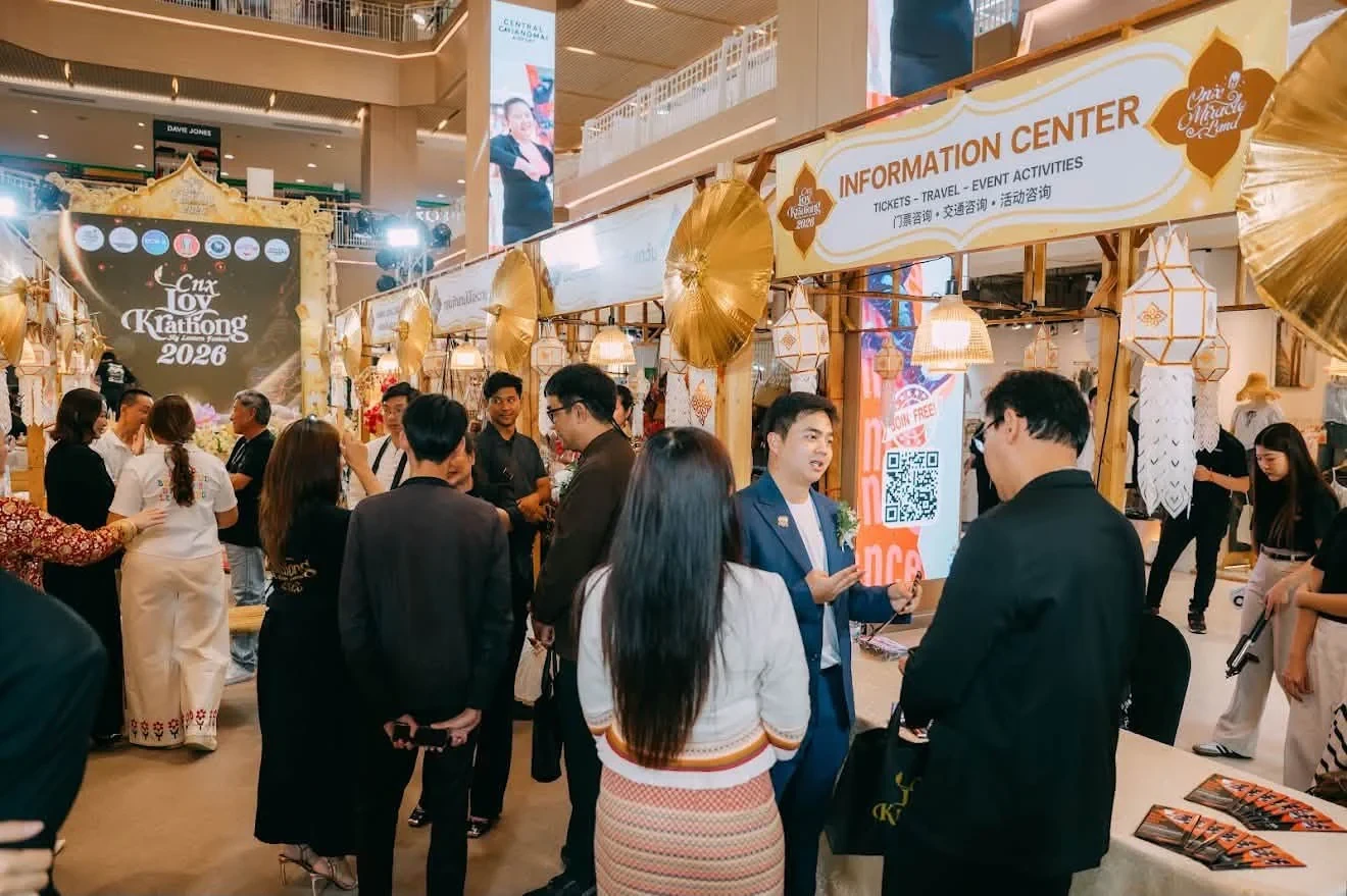 ผู้ร่วมกิจกรรมพูดคุยบริเวณพื้นที่ให้ข้อมูล CNX Festival ในงานแถลงข่าวเปิดตัววันที่ 18 กรกฎาคม 2569