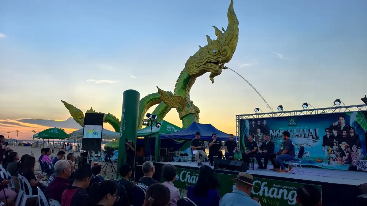 เวทีแถลงข่าว Nongkhai Music Festival 2026 พร้อมผู้ฟังบริเวณพญานาคคู่ ภาพก่อนวันคอนเสิร์ต