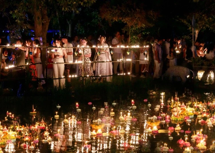 ผู้ร่วมกิจกรรมและกระทงบริเวณแหล่งน้ำในภาพประกอบ Chiang Mai Heritage Sky Lanterns Festival ไม่ระบุวันถ่าย
