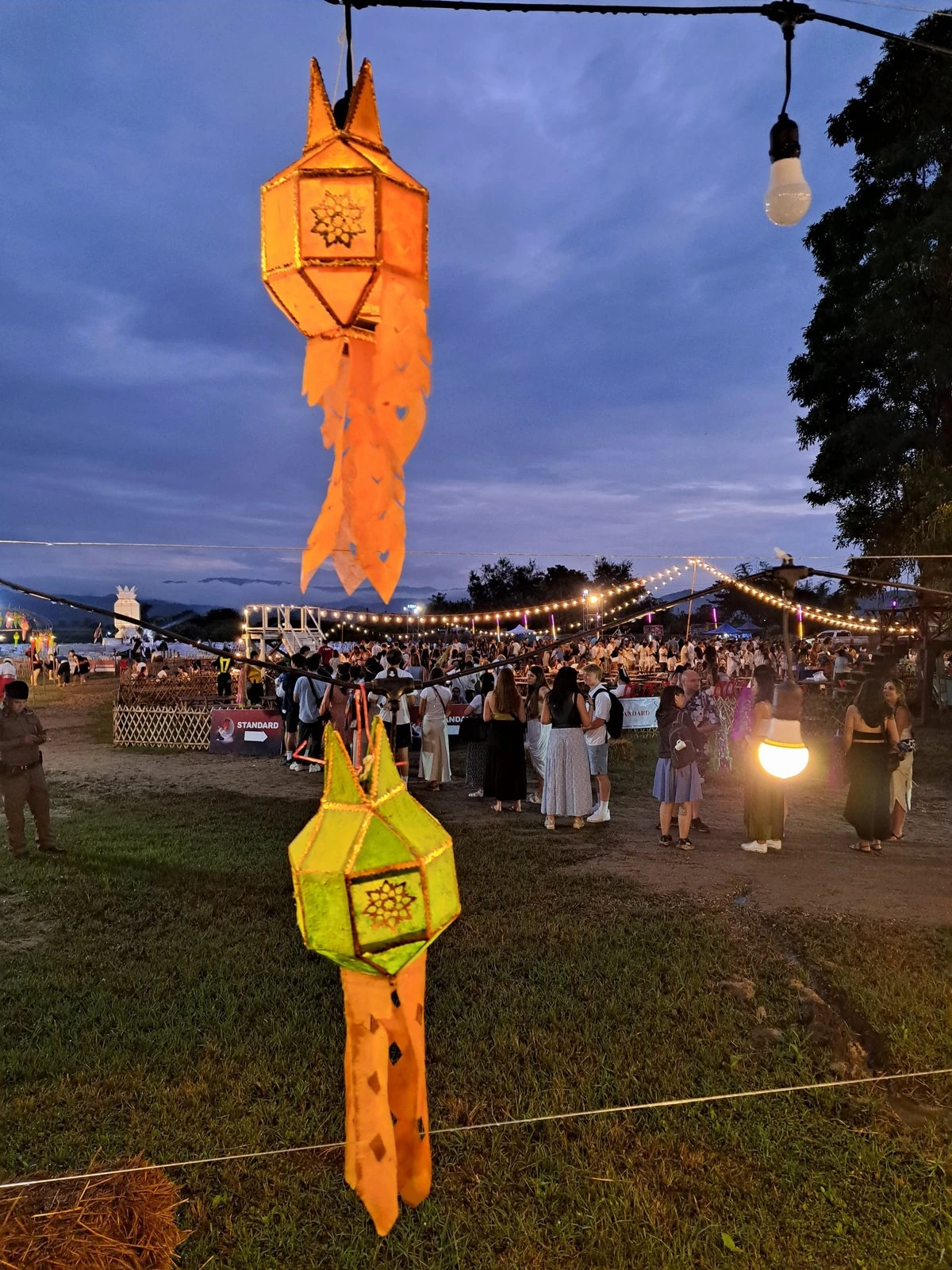โคมประดับและผู้ร่วมงานบริเวณพื้นที่ Moonlight Sky Lantern Festival ปี 2568 ช่วงเย็น