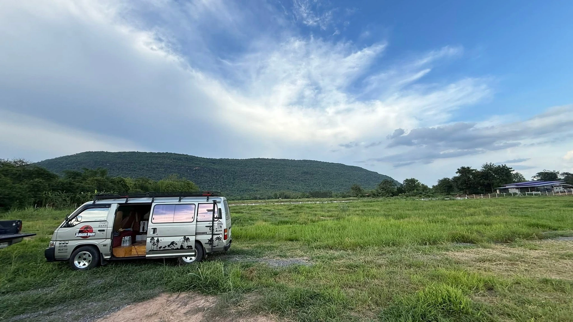 ภาพสถานที่ PBS Camping จากโพสต์ผู้จัด Chumphae MUSIC CAMP — ลานและทิวเขา