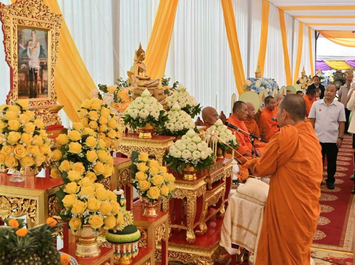 พระสงฆ์บริเวณโต๊ะหมู่บูชาในพิธีทำบุญเททองยิ้มรับฟ้า เขตบางกอกน้อย ปี 2569