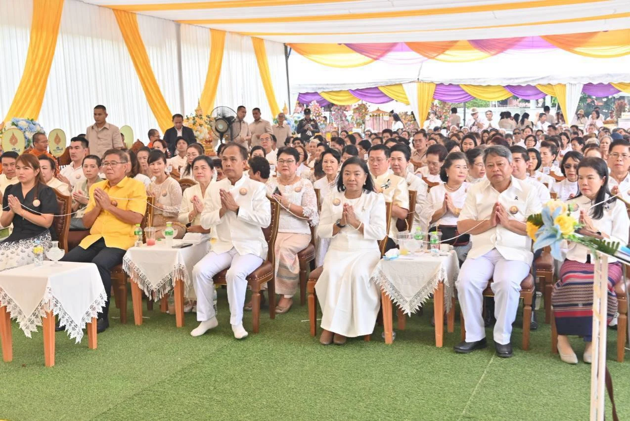 ผู้ร่วมทำบุญนั่งพนมมือในพื้นที่พิธีเททองยิ้มรับฟ้า เขตบางกอกน้อย ปี 2569