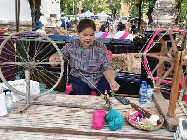 กิจกรรมงานหัตถกรรมกับเส้นด้ายและอุปกรณ์ในพื้นที่งานย้อนรอยวิถีชุมชนบ้านเลาขวัญ ปี 2569