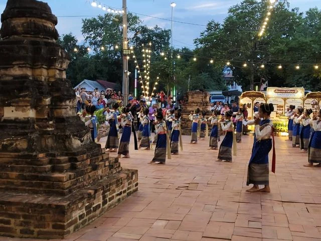 กลุ่มผู้แสดงในชุดพื้นถิ่นและผู้ชมบริเวณโบสถ์เก่าสระจิกด่าน ภาพรายงานงานเลาขวัญ ปี 2569