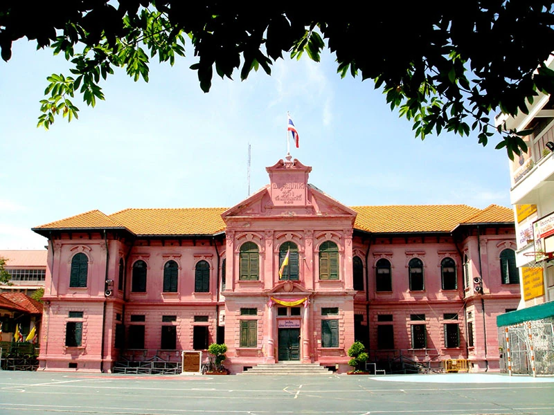 อาคารพระพุทธเจ้าหลวง โรงเรียนมัธยมวัดเบญจมบพิตร — ภาพสถานที่จากเว็บไซต์โรงเรียน ไม่ระบุปีถ่าย