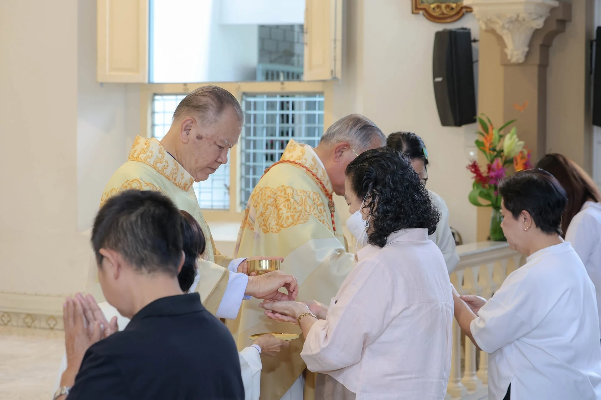 พระสงฆ์และผู้ร่วมพิธีในช่วงรับศีลมหาสนิท งานฉลอง 50 ปีชีวิตสงฆ์ อารามคาร์แมล กรุงเทพฯ ปี 2569
