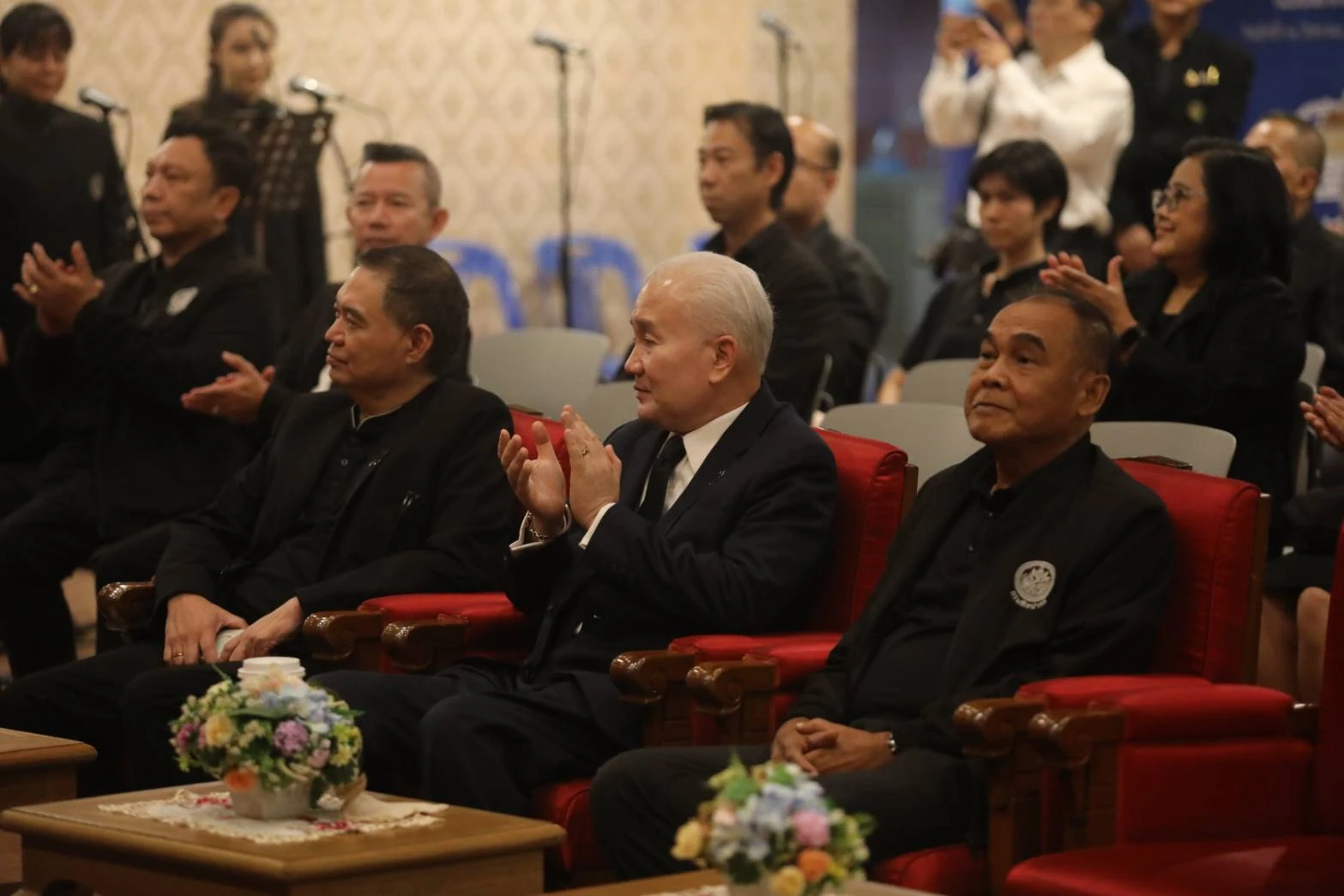 ผู้ฟังนั่งปรบมือในกิจกรรมประชาสัมพันธ์ จากประกาศรากนคราของกรมศิลปากร ปี 2569