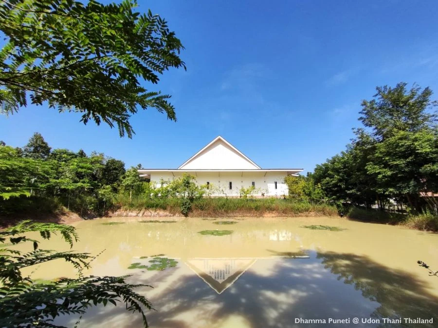 อาคารปฏิบัติธรรมและบริเวณโดยรอบ ศูนย์วิปัสสนาธรรมปุณณิติ อุดรธานี — เว็บไซต์ศูนย์ระบุ Meditation Hall & Surrounding ไม่ระบุวันหรือปีถ่าย เป็นภาพสถานที่ประกอบย้อนหลัง ไม่ใช่ภาพกิจกรรมหรือผลหลักสูตร 19–30 สิงหาคม 2569 และไม่ยืนยันสภาพหรือบริการปัจจุบัน