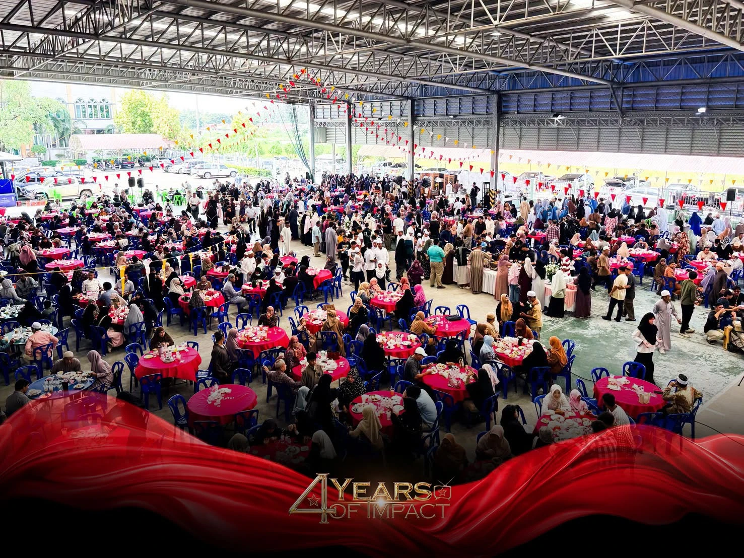 ผู้ร่วมบุฟเฟต์การกุศลภายในลานอเนกประสงค์ จากชุดภาพ 4 Years of Impact ปี 2569
