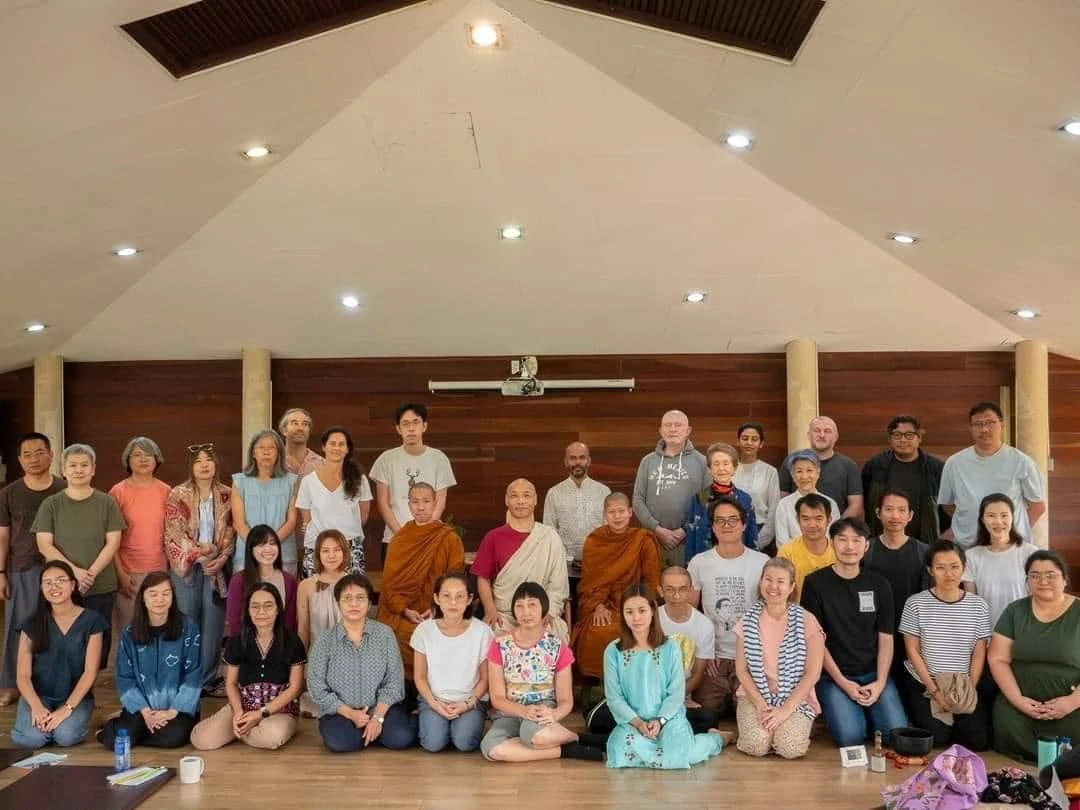 ภาพกลุ่มผู้ร่วมรีทรีตซกเช็นในห้องที่ครุสติสถาน จากรายงานผู้เข้าร่วมปี 2567 ไม่ใช่คอร์สกรุงเทพฯ กันยายน 2569