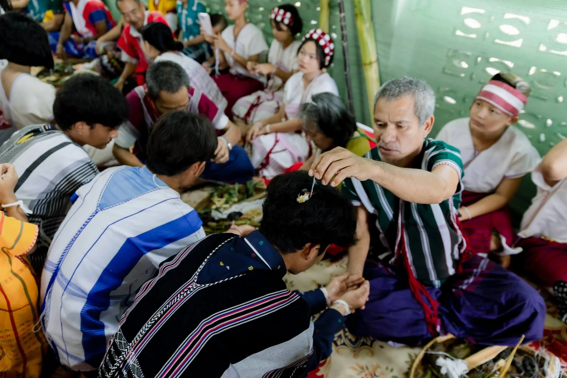 ผู้ร่วมงานนั่งประกอบพิธีเรียกขวัญ จากชุดภาพช่วงเช้าเขาไม้แดงปี 2569