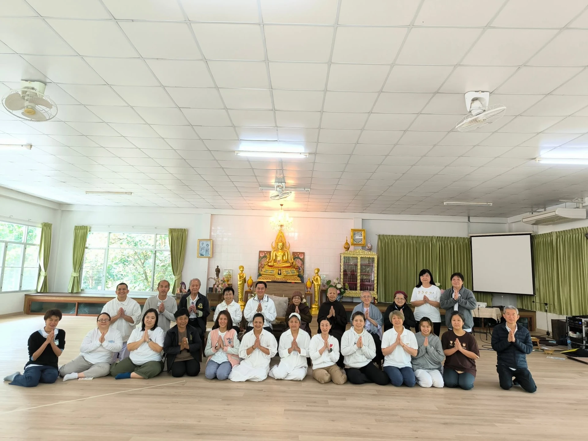 ภาพกลุ่มผู้ร่วมคอร์สเอาน้ำดับไฟ…เอาอะไรดับทุกข์ที่อาศรมมาตา พฤศจิกายน 2568 ไม่ใช่คอร์สพฤศจิกายน 2569