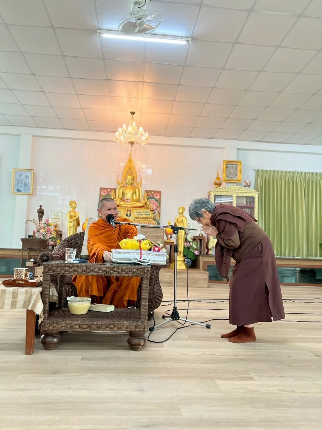 ผู้ร่วมคอร์สน้อมไหว้ต่อหน้าพระภิกษุในห้องอาศรมมาตา จากชุดคอร์สการวางแผนก่อนการเดินทางไกลข้ามภพ ปี 2568