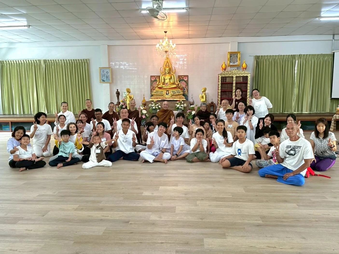 ภาพกลุ่มผู้ร่วมคอร์สครอบครัวอบอุ่นที่อาศรมมาตา ตุลาคม 2568 ไม่ใช่รอบตุลาคม 2569
