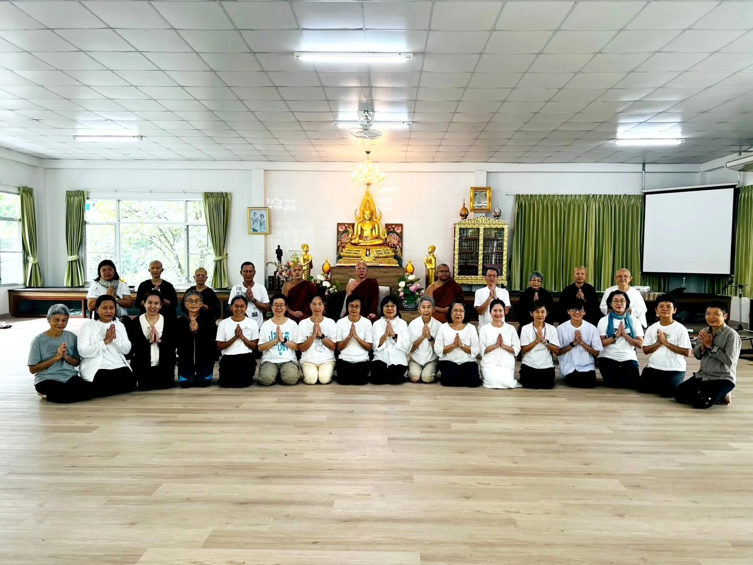 ภาพกลุ่มผู้ร่วมคอร์สรู้สึกตัวแบบธรรมชาติที่อาศรมมาตา พฤศจิกายน 2568 ไม่ใช่รอบพฤศจิกายน 2569
