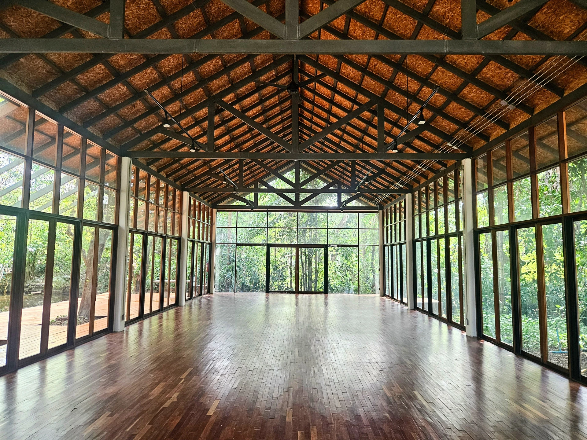 ภาพพื้นที่ภายในอาคารบนหน้า Yoga & Retreats ของเก๊าไม้ล้านนา — ไม่ระบุปีถ่าย