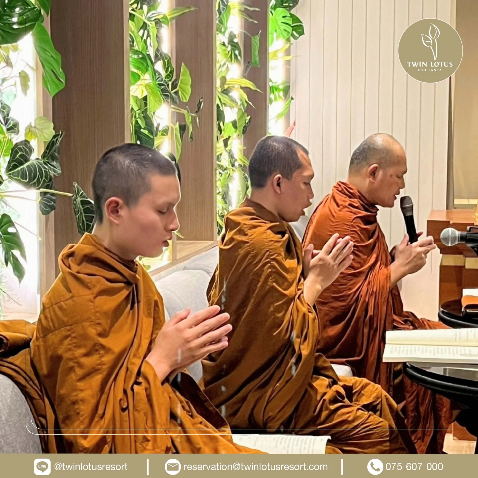 พระภิกษุนั่งพนมมือภายในห้อง มีไมโครโฟน จากชุดดูกายดูจิตที่ผู้จัดเผยแพร่ 2 มิถุนายน 2568 ไม่ระบุวันถ่าย