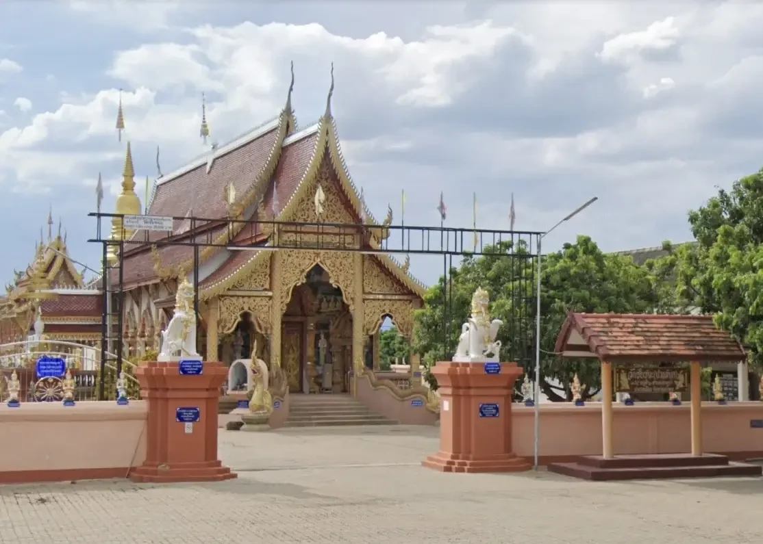 อาคารและทางเข้าวัดชัยชนะ (ปวงสนุก) ลำพูน จากภาพที่ Lovethailand.org เผยแพร่ — ไม่ระบุวันหรือปีถ่าย เป็นภาพสถานที่ประกอบย้อนหลัง ไม่ใช่ภาพโครงการหล่อพระประธานคู่แฝด การเตรียมเททอง หรือพิธี 7 พฤศจิกายน 2569 และไม่ยืนยันสภาพพื้นที่ปัจจุบันหรือเวลาพิธี
