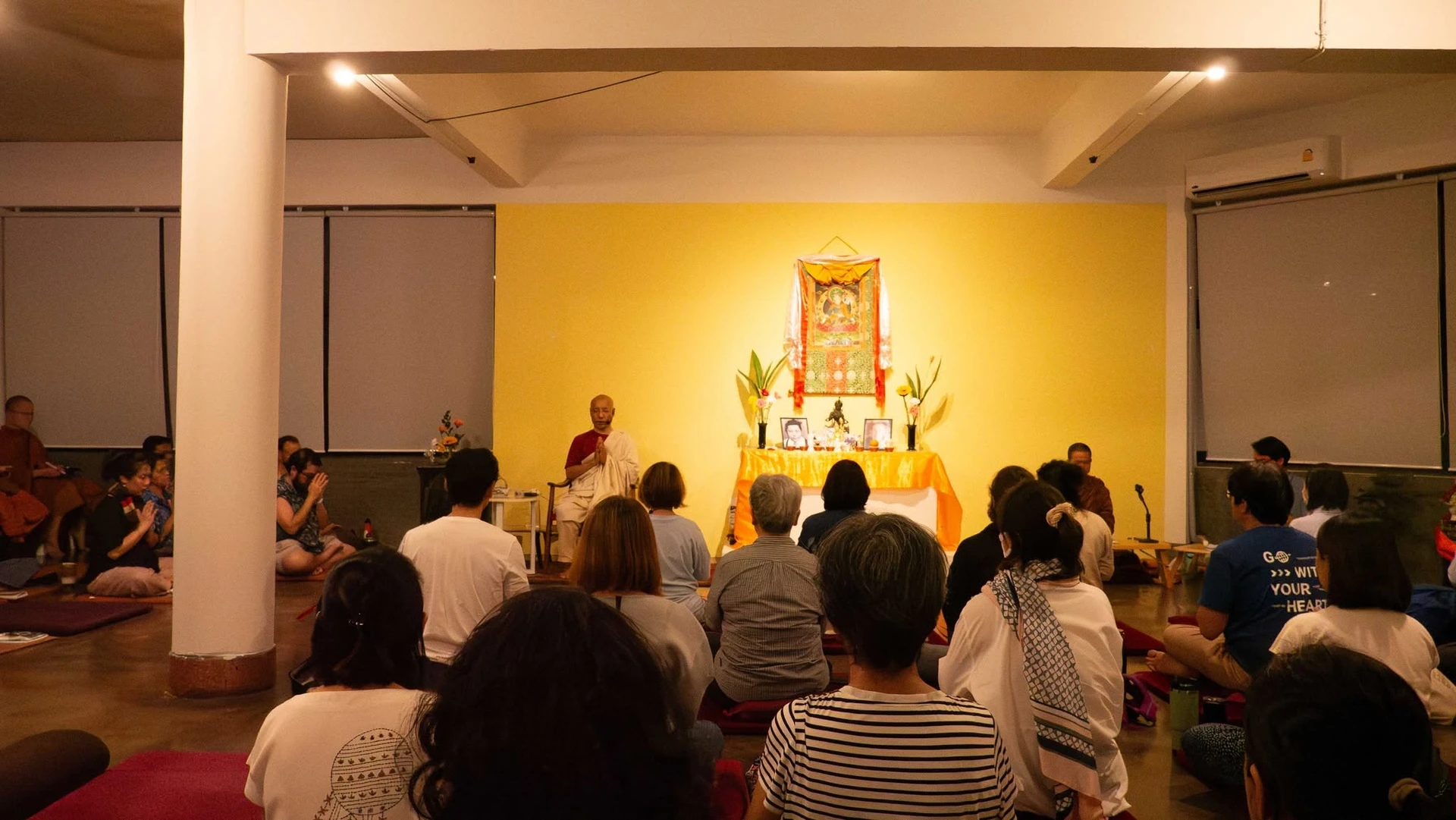 ผู้ฟังนั่งร่วมปาฐกถาภายในห้องที่วัชรสิทธา เทเวศร์ จากชุด What is Vajrayana ปี 2567 ไม่ใช่สวนโมกข์กรุงเทพ