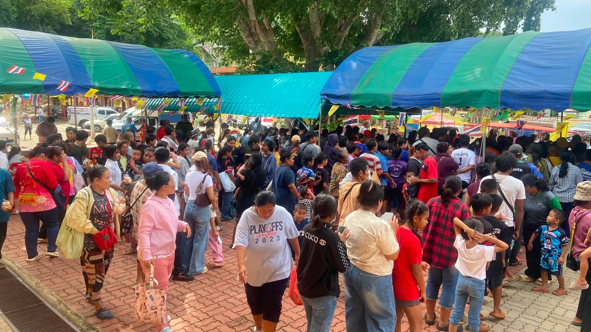 บรรยากาศผู้ร่วมงานใต้เต็นท์ จากชุดงาน 95 ปีชาตกาล หลวงปู่ทองดำ วันที่ 23 สิงหาคม 2569