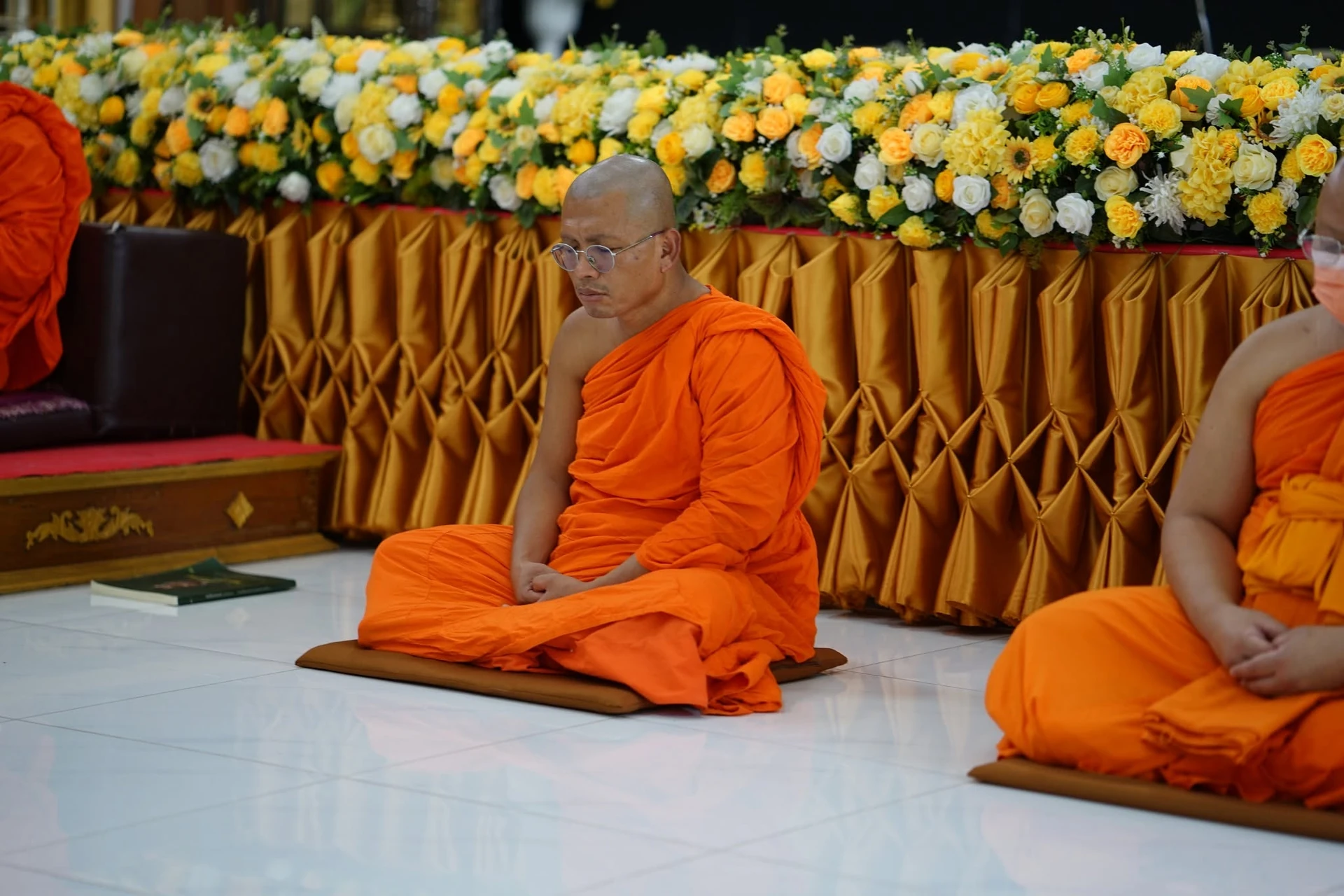 พระภิกษุนั่งภายในสถานที่จัดกิจกรรม จากรายงานภาคเช้า–บ่ายคอร์สลมหายใจแห่งการวาง 28 สิงหาคม 2569