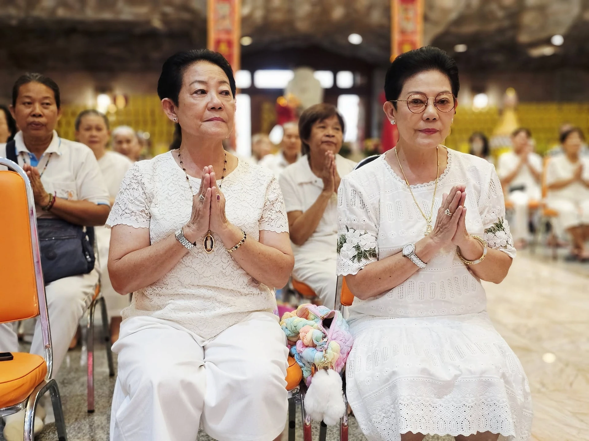 ผู้ร่วมพิธีนั่งพนมมือ จากรายงานไทยทาน–ทิ้งกระจาด วัดธรรมปัญญารามบางม่วง 16 สิงหาคม 2569