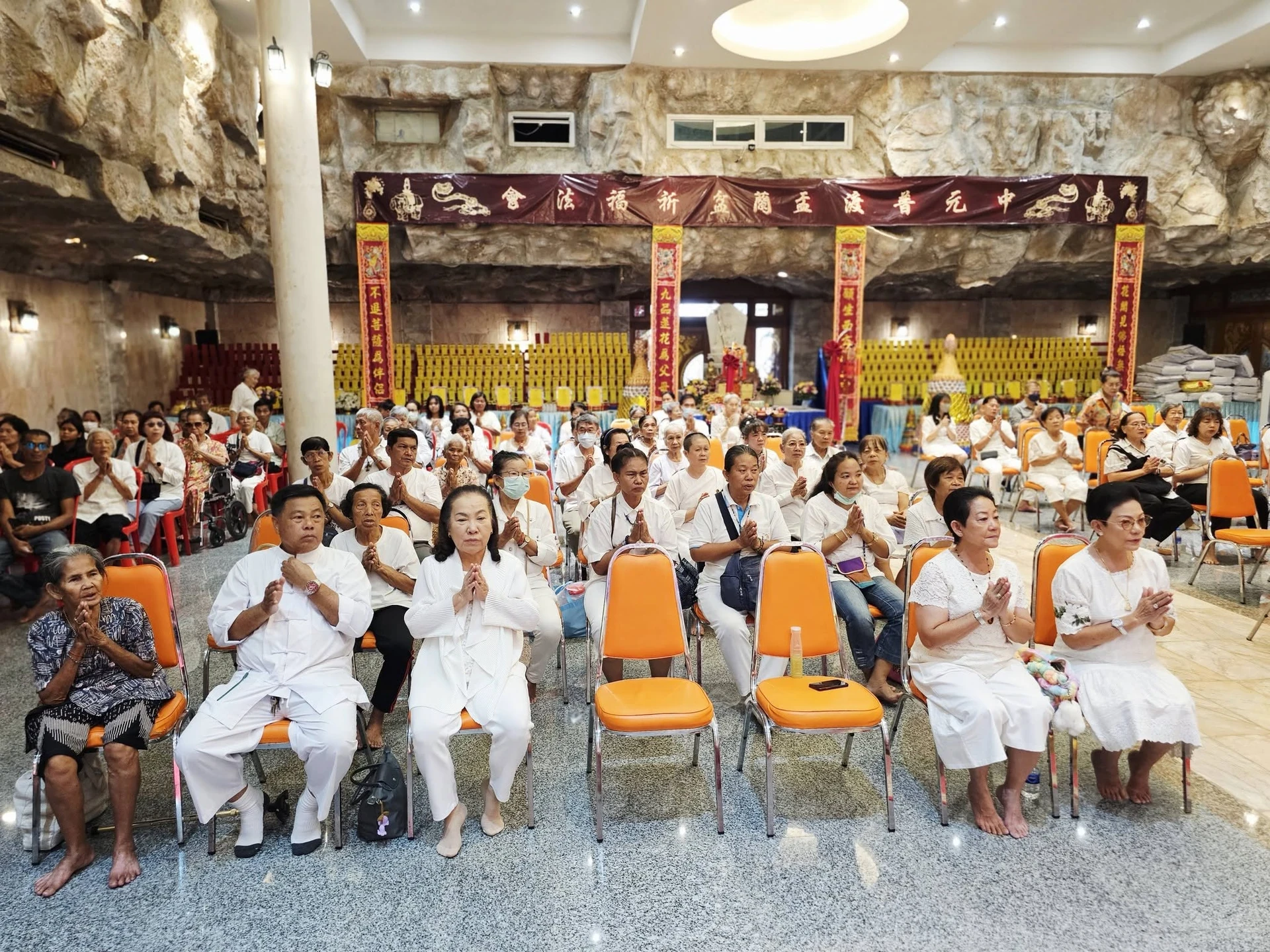 ภาพกว้างผู้ร่วมพิธีภายในสถานที่ จากชุดไทยทาน–ทิ้งกระจาด วัดธรรมปัญญารามบางม่วง 16 สิงหาคม 2569