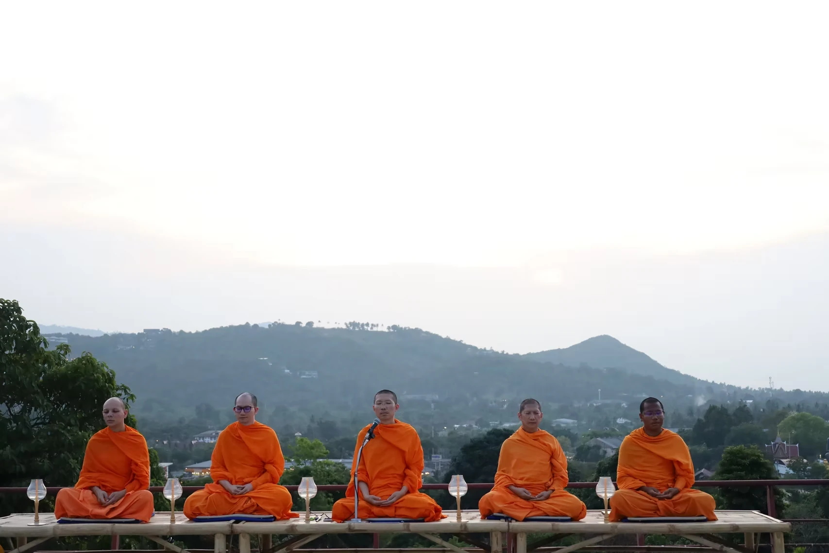 พระภิกษุนั่งกลางแจ้ง จากแกลเลอรีรีทรีตที่สมุยของ The Middle Way ไม่ระบุปีถ่าย