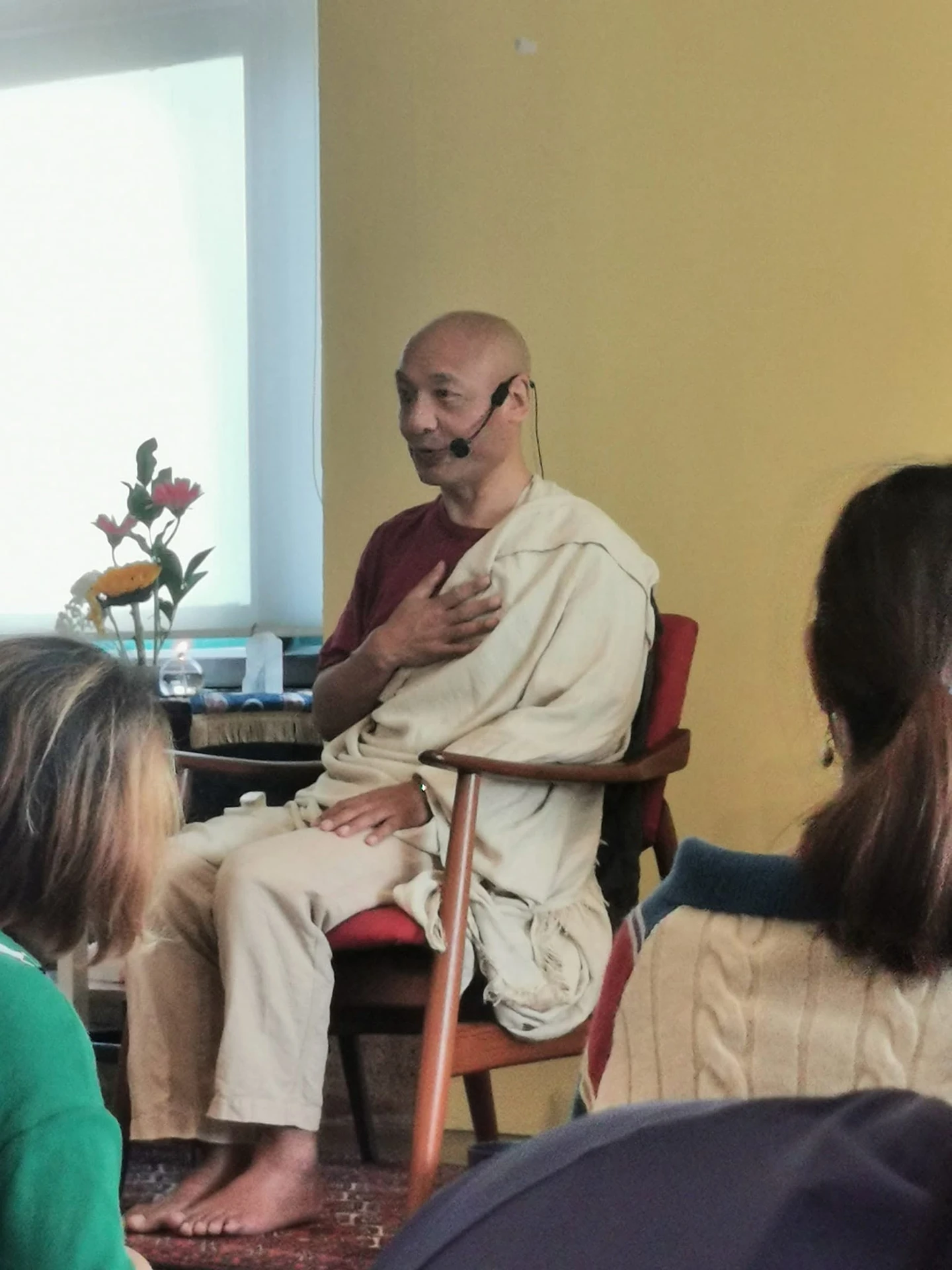 ผู้บรรยายนั่งพร้อมไมโครโฟนจากเวิร์กช็อป Chöd ที่วัชรสิทธาจัดกับ Anam Thubten วันที่ 3–4 กุมภาพันธ์ 2567