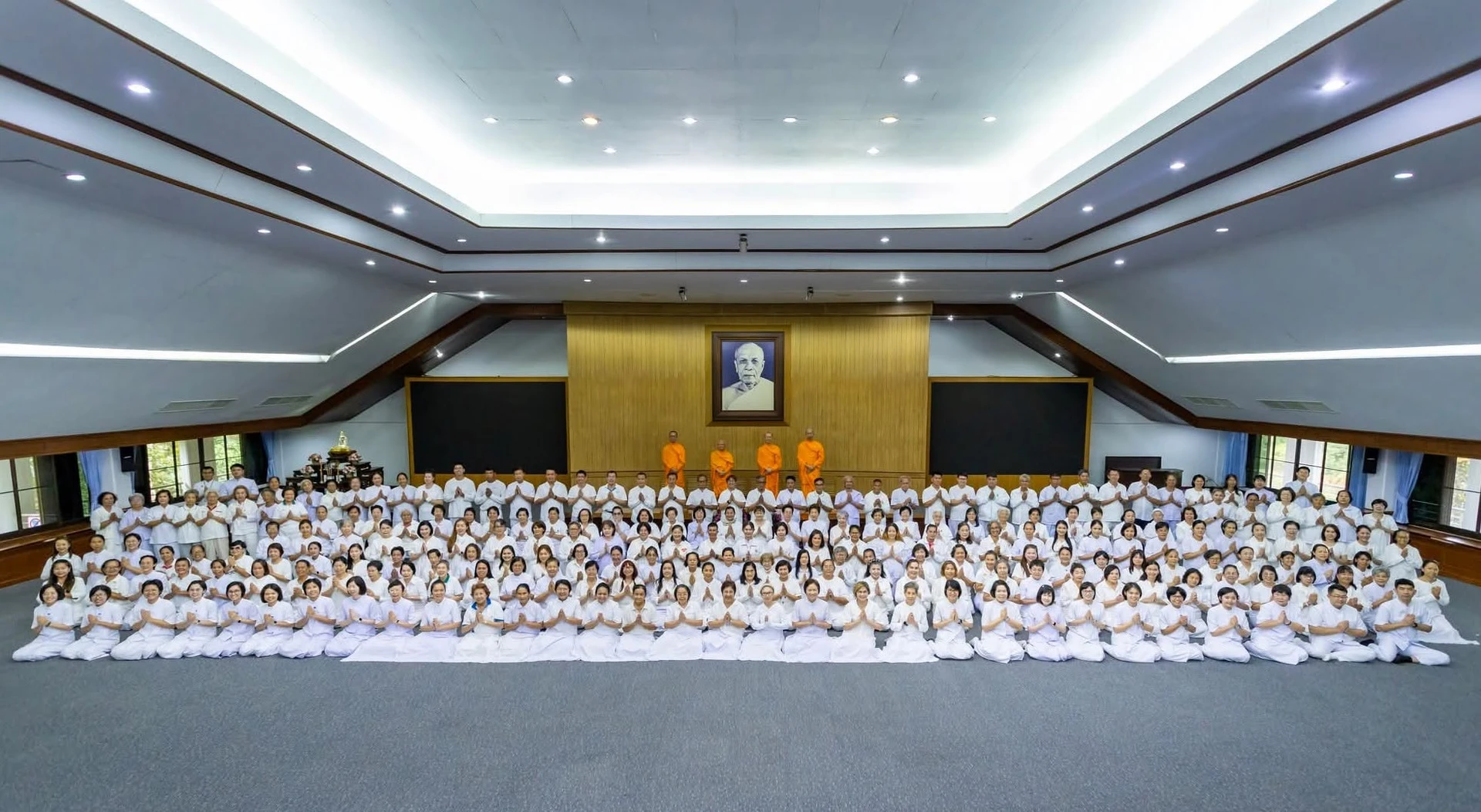 ภาพกลุ่มภายในห้องจากชุดรายงานนครหลวง 6 ปฏิบัติธรรมดอกไม้บานพนาวัฒน์ รุ่น 541 เชียงใหม่ ปี 2569