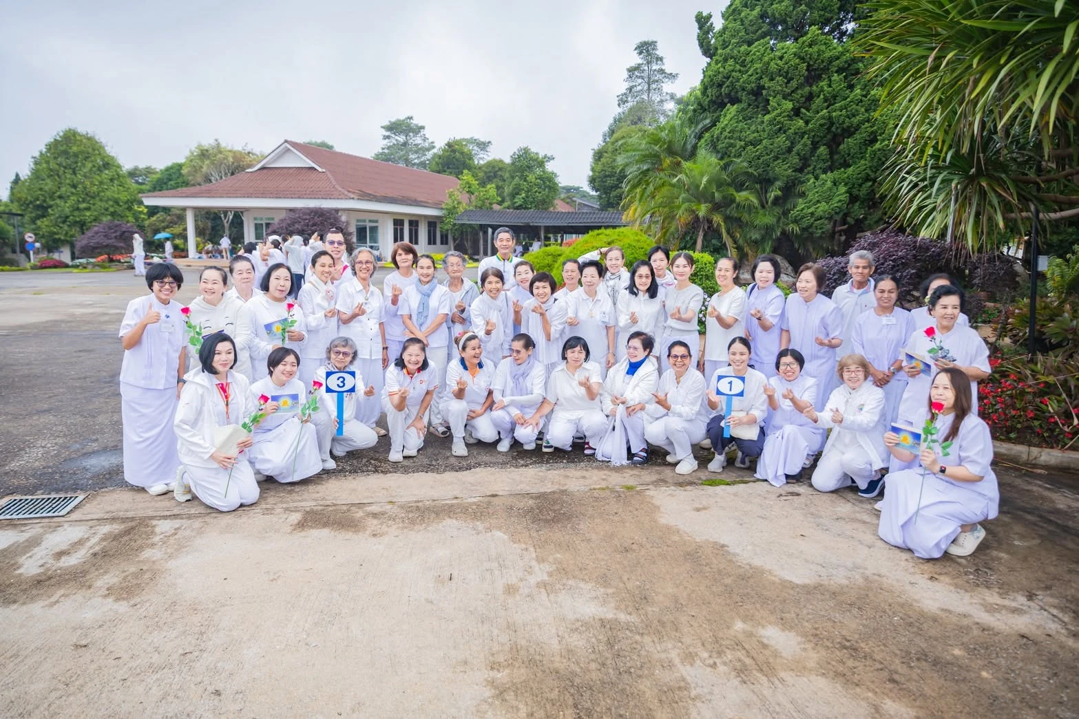 ภาพกลุ่มกลางแจ้งจากชุดรายงานเดียวกันของดอกไม้บานพนาวัฒน์ รุ่น 541 เชียงใหม่ ปี 2569