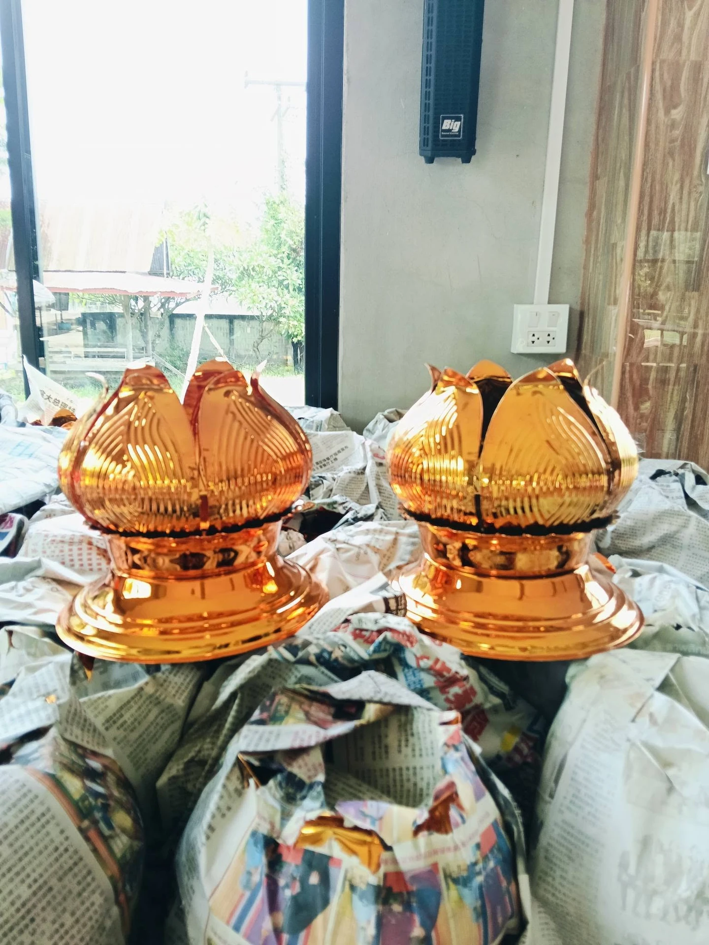 อุปกรณ์ตกแต่งสีทองจากชุดเตรียมงานถวายเทียนพรรษา วัดอรัญญเขต ปี 2569