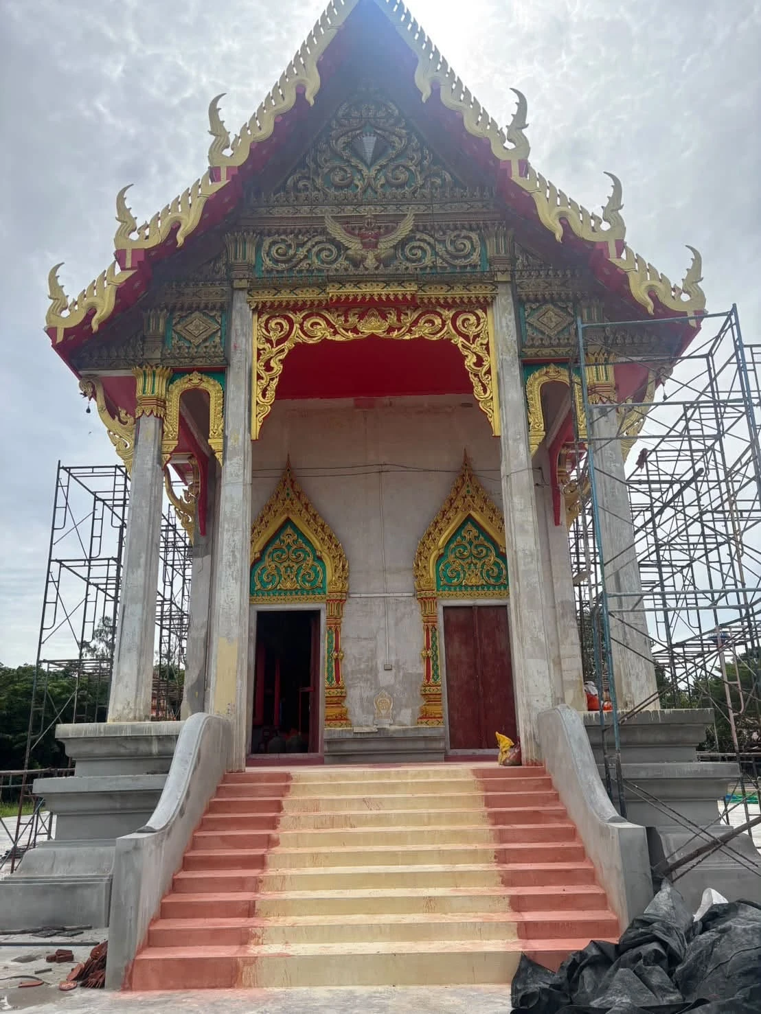 อุโบสถและนั่งร้านวัดนิลเพชร จากโพสต์บูรณะก่อนงานยกช่อฟ้า ไม่ระบุปีถ่าย