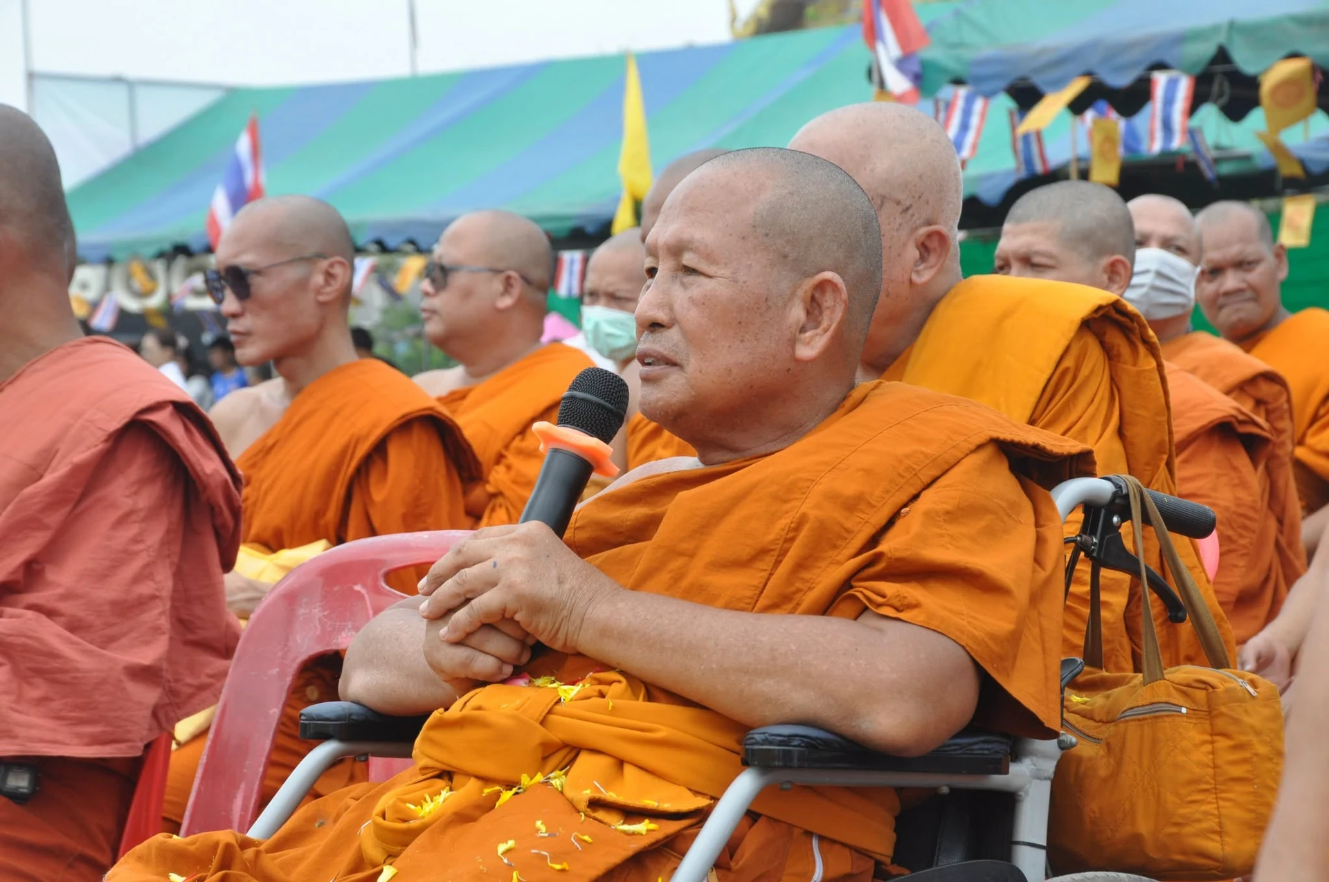 พระภิกษุถือไมโครโฟน จากประมวลภาพ EP1 พิธีบวงสรวง งานวัดสระพัง 30 สิงหาคม 2569