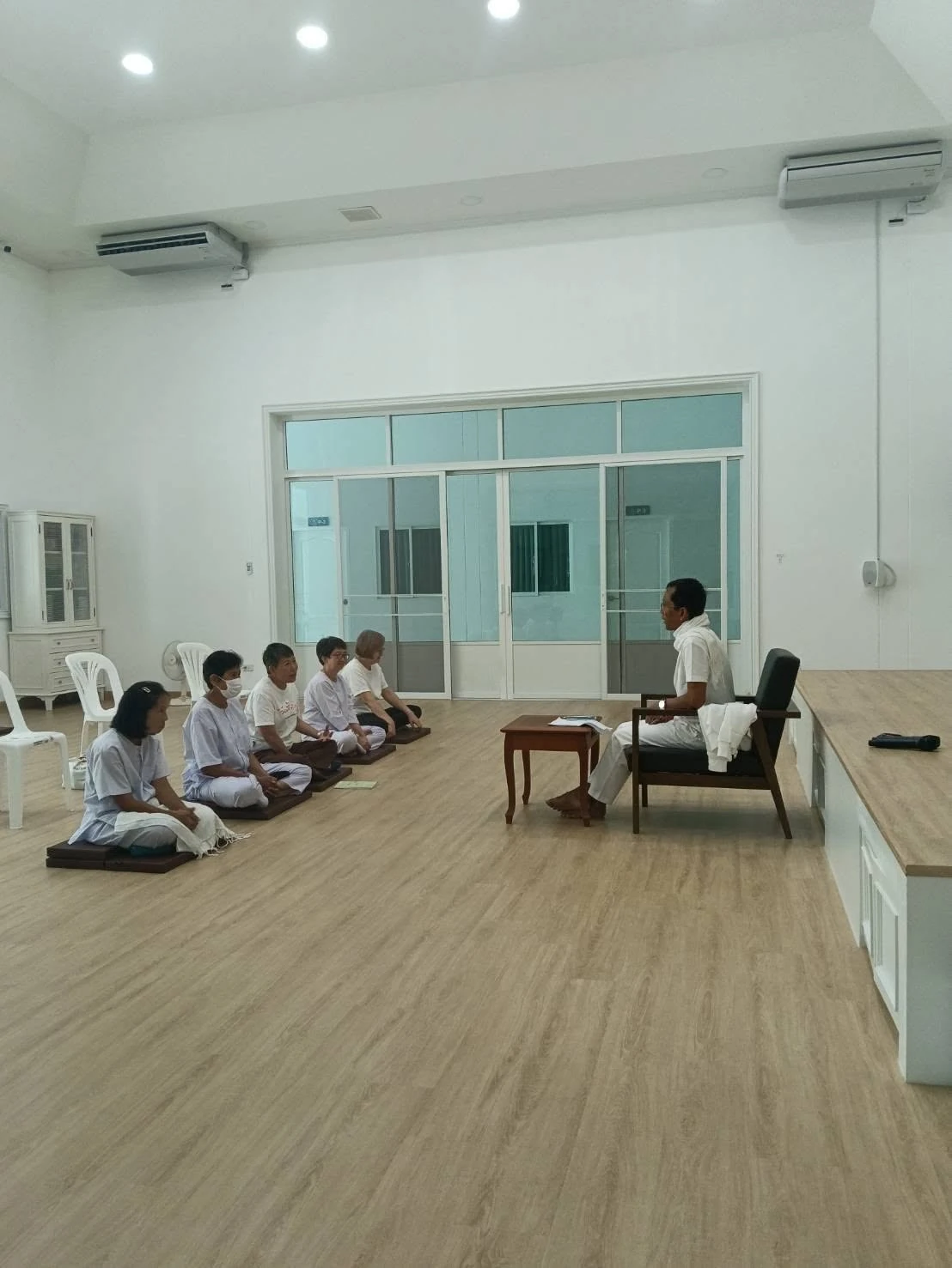 ผู้ร่วมกิจกรรมนั่งภายในห้อง จากชุดคอร์สปฏิจจสมุปบาท ปี 2569 คนละหลักสูตรกับอริยสัจ