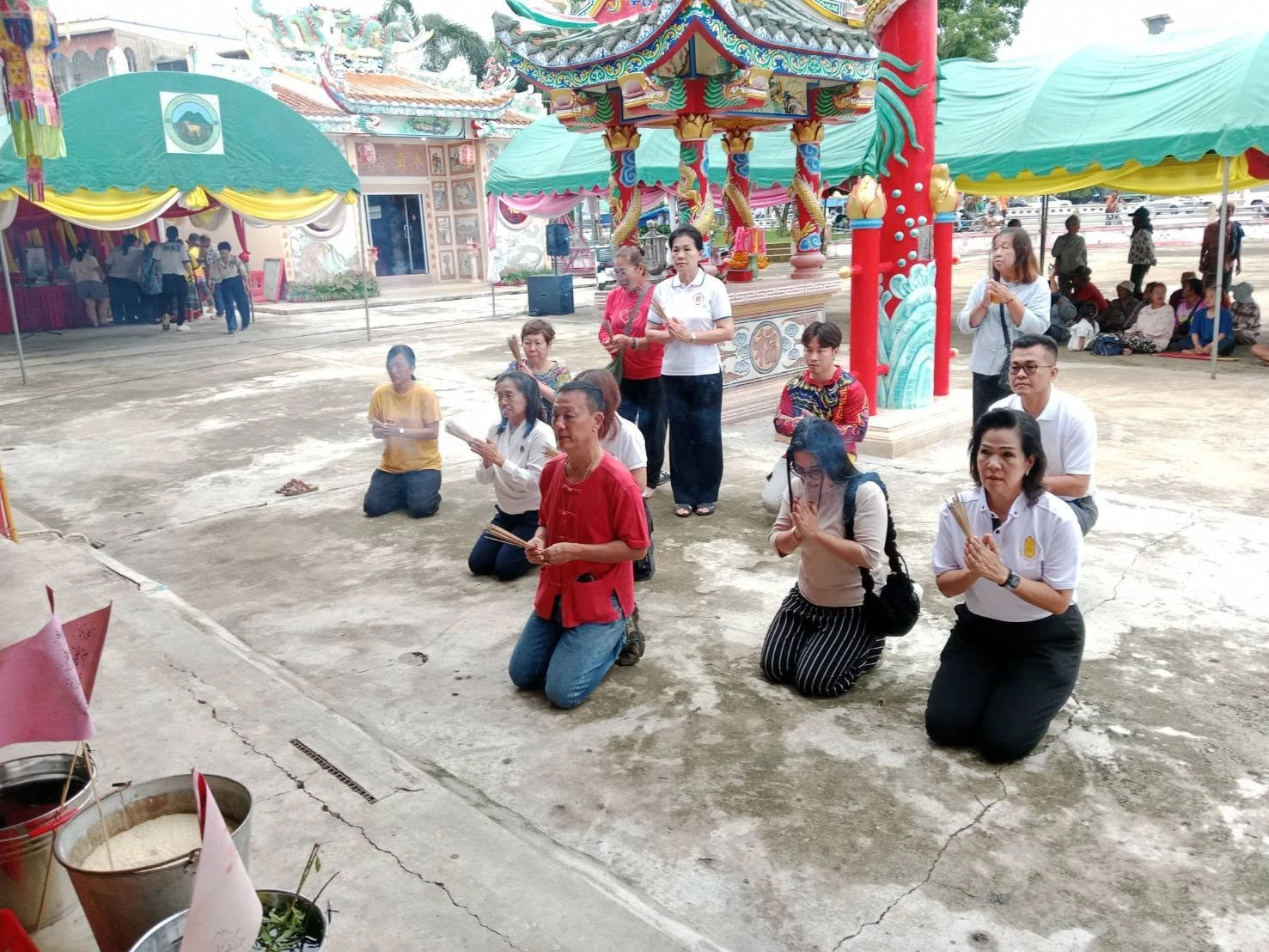 กลุ่มผู้ร่วมพิธีพนมมือภายในลานศาลเจ้า จากรายงานทิ้งกระจาดศาลเจ้าพ่อเขาทรายปี 2569