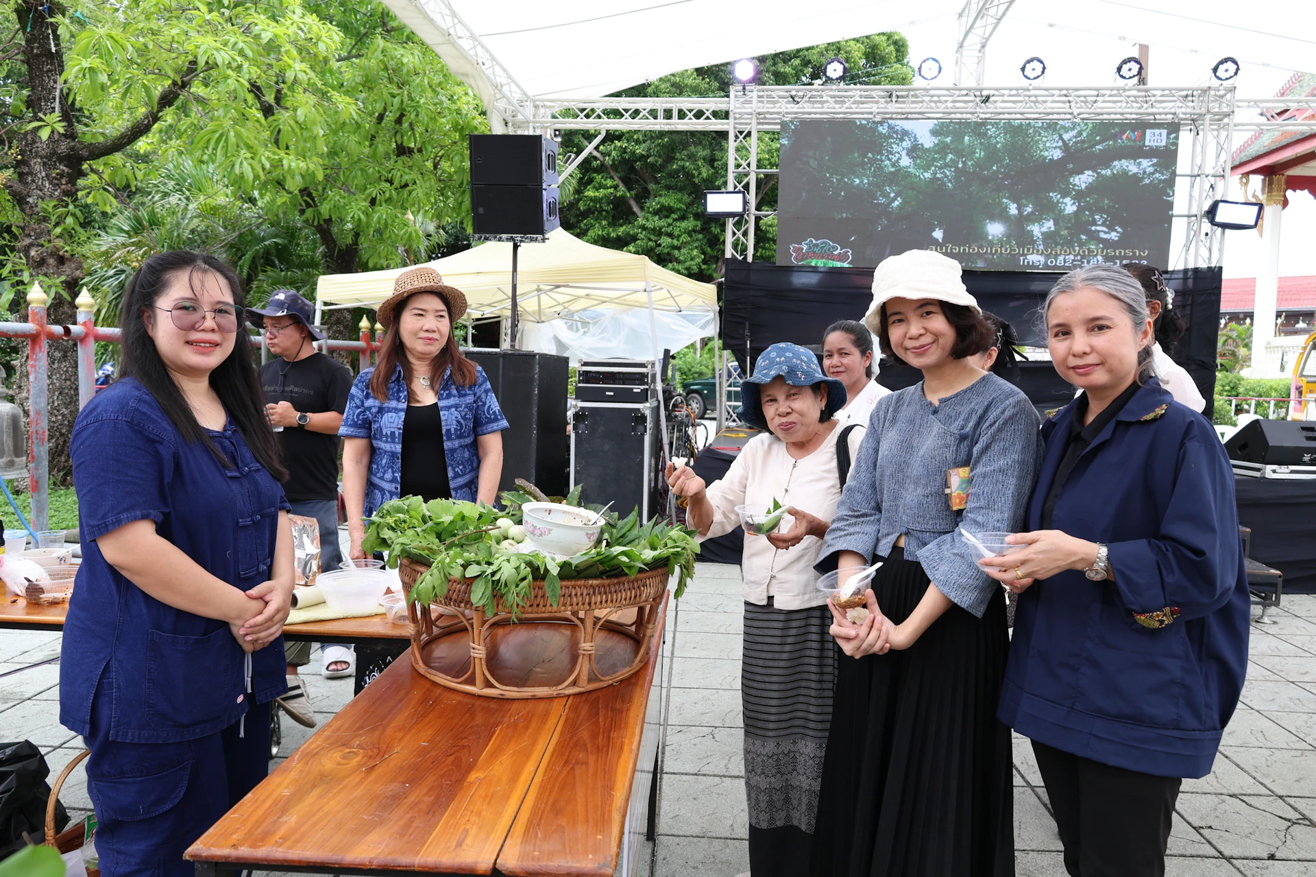 กลุ่มคนข้างโต๊ะอาหารและผัก จากรายงานการประกวดลาบหมูสุก งาน Taste of Art, Heart of Long ปี 2569