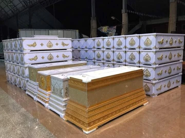 โลงปิดฝาที่จัดเตรียมในอาคารวัดป่าสว่างบุญ จากโพสต์ผู้ร่วมบุญเผยแพร่ปี 2566 ไม่ระบุปีถ่าย