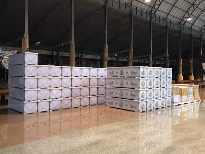 มุมกว้างของโลงที่จัดเตรียมภายในอาคาร จากชุดผู้ร่วมบุญวัดป่าสว่างบุญ ไม่ใช่ภาพยืนยันงานปี 2569